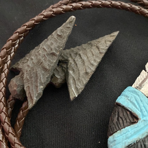 Hand carved and painted Ellis Johnson Wood Bolo tie-Rare!! - Picture 3 of 7